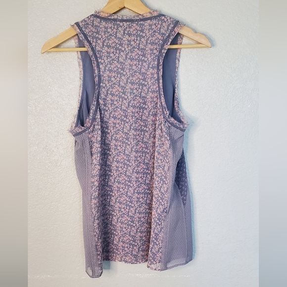 💚5/$25 Banana Republic Silk Lavender Sleeveless Floral Racerback Top Size Small - Picture 4 of 6